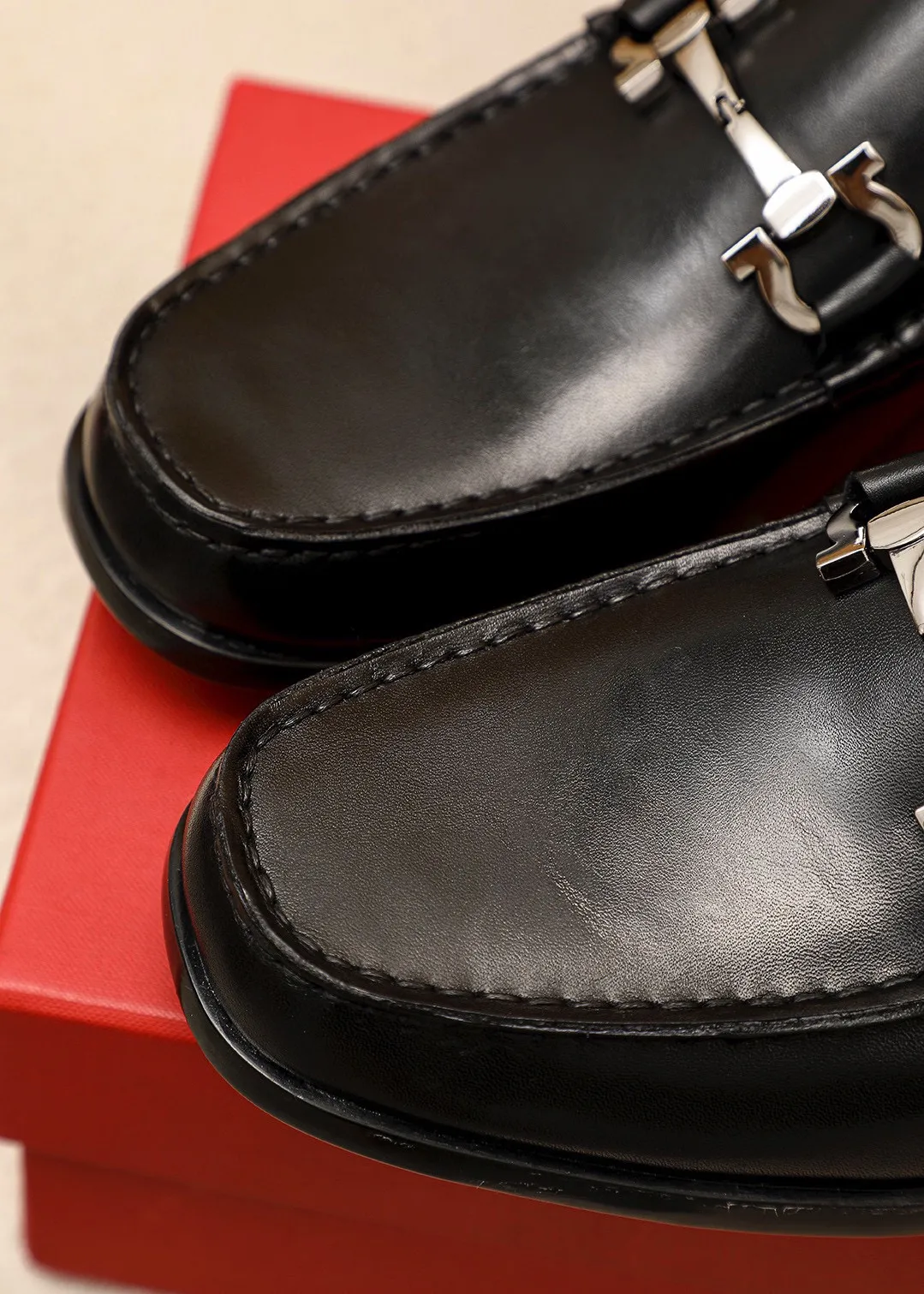 Men's shoes💰480💰 Product trademark: Ferragamo "Ferragamo" casual leather shoes Regular size: 38-44 (45🉑️customized) Product materials: Selected imported first-layer calfskin upper + original hardware buckle, imported water-dyed cowhide leather lining. Strong three-dimensional visual effect, rubber outsole Color: 1⃣️color optional